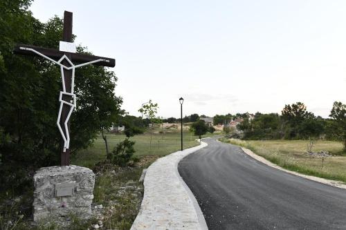 a cross on the side of a road at Great place for relaxation in Gornji Proložac