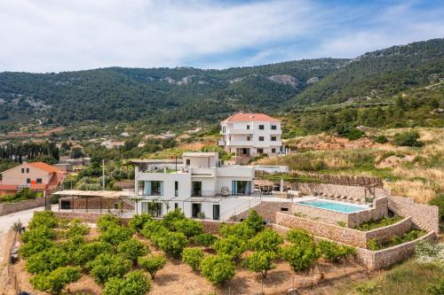 Bird's-eye view ng Luxury Villa Envivo Komiža with heated pool and professional gym