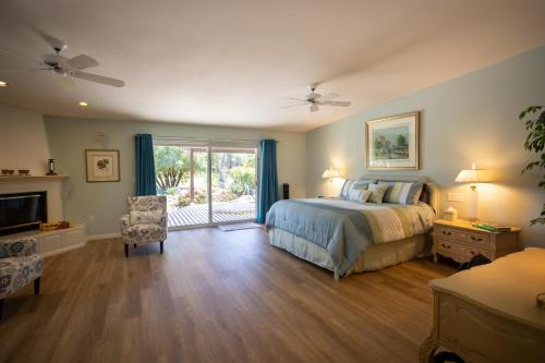 1 dormitorio con 1 cama y puerta corredera de cristal en Mountainview Escape, en Borrego Springs