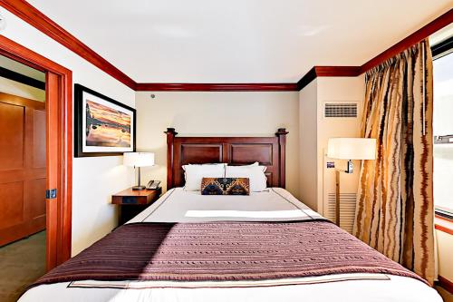 Resort at Everline Resort & Spa #558 في وادي اولومبيك: غرفة نوم بسرير كبير ونافذة