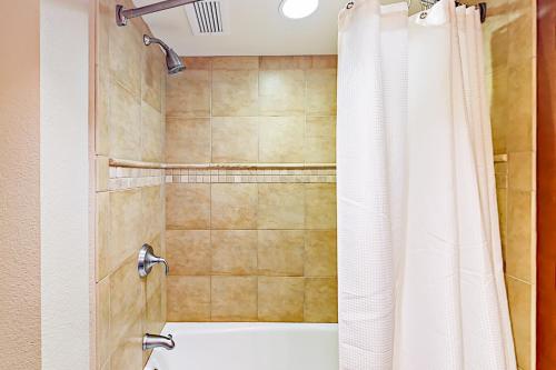 Resort at Everline Resort & Spa #558 في وادي اولومبيك: حمام مع دش مع ستارة دش بيضاء