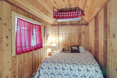 una camera con un letto in una cabina di legno di Dodge Ridge Pinecrest Mountain Cabin Near Hiking! a Cold Springs