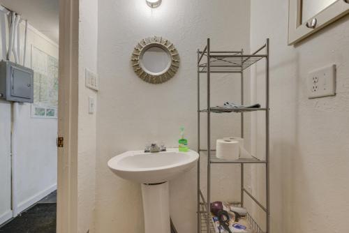 Phòng tắm tại Dodge Ridge Pinecrest Mountain Cabin Near Hiking!