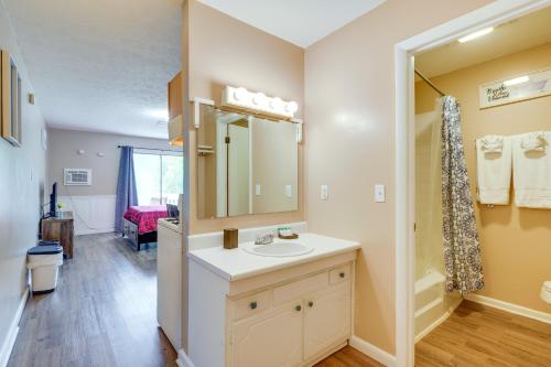 y baño con lavabo y espejo. en New River Gorge Vacation Rental with Balcony!, en Fayetteville