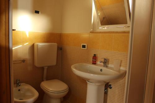 a small bathroom with a toilet and a sink at Il giardino di Mondello in Mondello