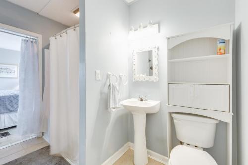 een witte badkamer met een toilet en een wastafel bij Swimmin' Hole in Bonneau