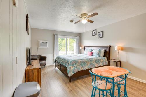 Schlafzimmer mit einem Bett, einem Tisch und einem TV in der Unterkunft Pet-Friendly Fayetteville Gem Near Rafting! in Fayetteville