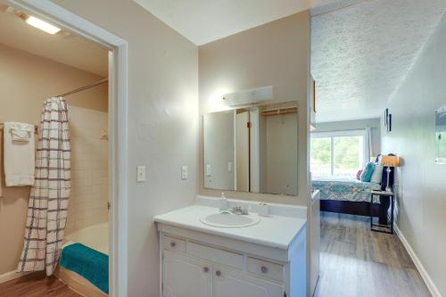 W łazience znajduje się umywalka i lustro. w obiekcie Pet-Friendly Fayetteville Gem Near Rafting! w mieście Fayetteville