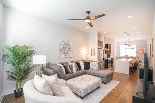 Luxury Townhome Skyline Views Mins To DT Image