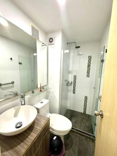 a bathroom with a sink and a toilet and a shower at Hermoso Apt, cerca Del Mar in Cartagena de Indias