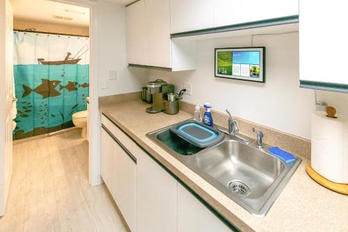eine Küche mit einem Waschbecken und einem WC in der Unterkunft River Song in Dunnellon