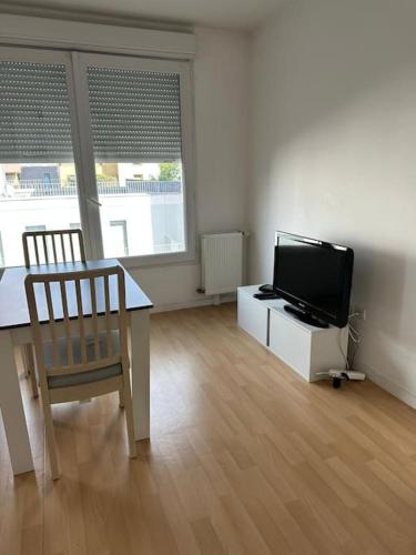 TV a/nebo společenská místnost v ubytování Grand Studio de 37m carrés - RER Laplace et Maison des Examens à 5 minutes à pied