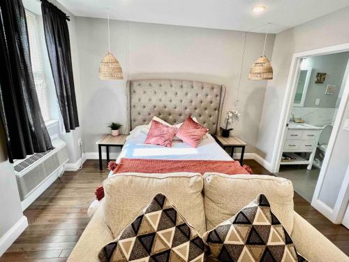 ein Schlafzimmer mit einem großen Bett und einem Sofa in der Unterkunft 302 Comfy Cabin 1BD with city view in Center city in Philadelphia