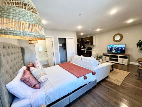 302 Comfy Cabin 1BD with city view in Center cityにあるベッド