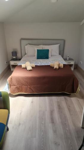1 dormitorio con 1 cama grande y 2 toallas. en Holiday Home Funchal Center en Funchal