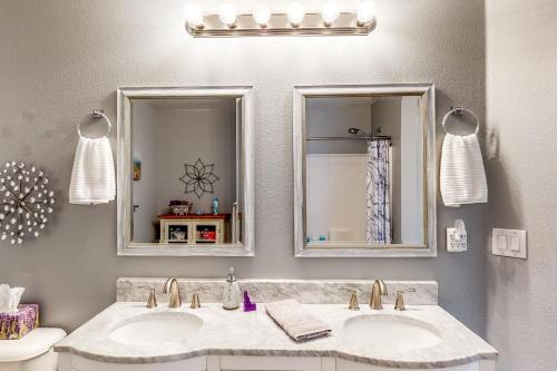 考德威爾的住宿－Horseshoe，浴室设有2个水槽和2面镜子
