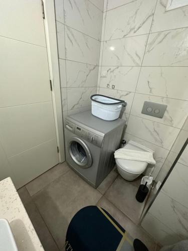 ein Badezimmer mit einer Waschmaschine und einem WC in der Unterkunft Toya in Antalya