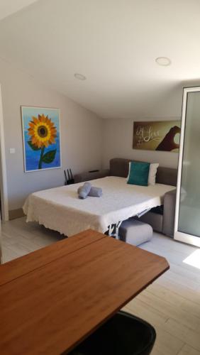 1 dormitorio con cama, sofá y mesa en Holiday Home Funchal Center en Funchal