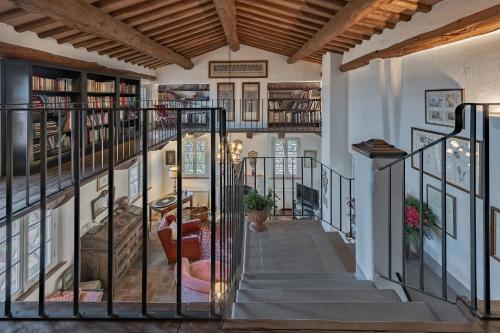 eine Wendeltreppe in einem Haus mit Bücherregalen in der Unterkunft Luxury Pool Villa Oliveto in Ciciana