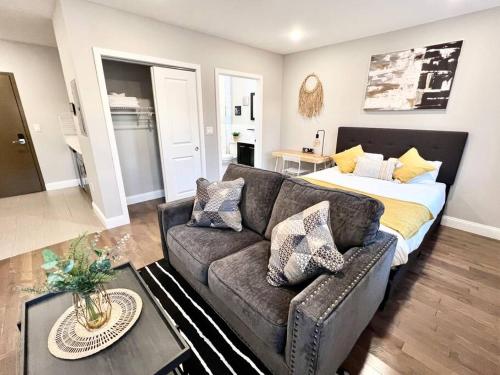 303 Cozy and modern 1BR apartment in center City Image