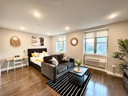 uma sala de estar com um sofá e uma mesa em 303 Cozy and modern 1BR apartment in center City em Filadélfia