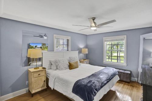 a bedroom with a bed and a ceiling fan at Swinton Stay in Delray Beach