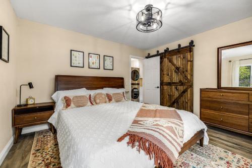 Un dormitorio con una cama y una cómoda y una ventana. en Buckthorn Beauty, en Descanso