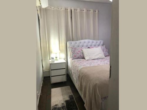 una piccola camera con letto e comodino con sidro di sidro. di Apto inteiro Vila Isabel Ótima Localização a Rio de Janeiro