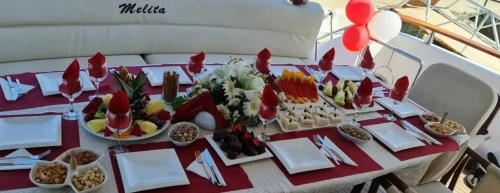 una mesa con platos de comida en un barco en Luxury Life, en Milas