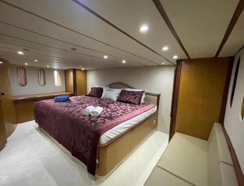 1 dormitorio con 1 cama grande en un barco en Luxury Life, en Milas