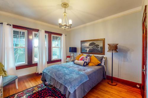 - une chambre avec un lit, une lampe et des fenêtres dans l'établissement Casa Seranada, à Lakeland