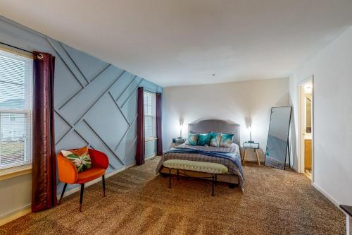 sypialnia z łóżkiem typu king-size i krzesłem w obiekcie The Garrison Getaway w mieście Fruitland