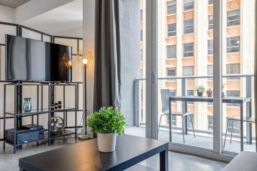 Μια τηλεόραση ή/και κέντρο ψυχαγωγίας στο Cozy Downtown Pad- Luxe Rooftop pool gym and more