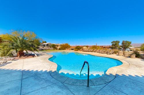 a large swimming pool with chairs and the ocean at Lake Havasu Lakehouse in Needles