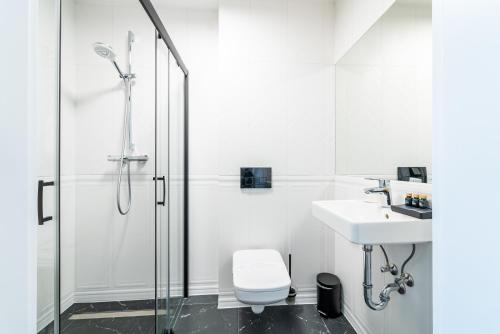 W łazience znajduje się prysznic, toaleta i umywalka. w obiekcie Hotel Piast w mieście Opole