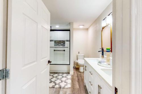 Un baño blanco con inodoro y lavabo. en Lake Tawakoni Thrill, en West Tawakoni