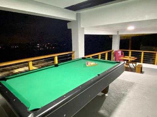 Una mesa de billar en Villa Leon