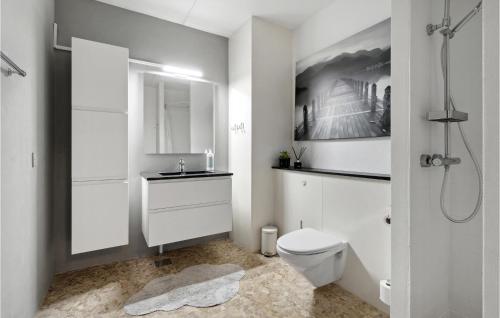 een badkamer met een toilet, een wastafel en een douche bij Fan Bad, Lejl, 7 in Fanø