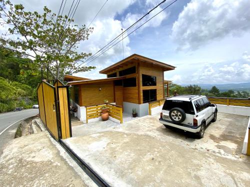El edificio en el que está el chalet de montaña