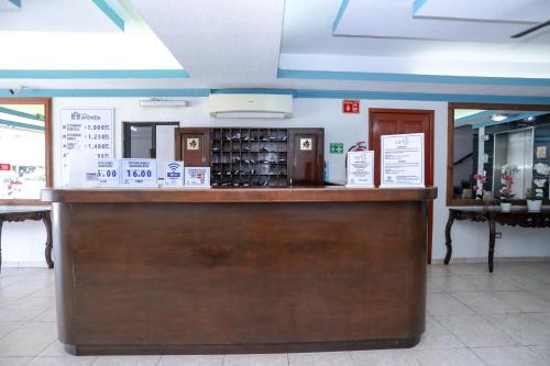 un bar en una tienda de vinos con botellas de vino en Hotel Avenida Cancun, en Cancún