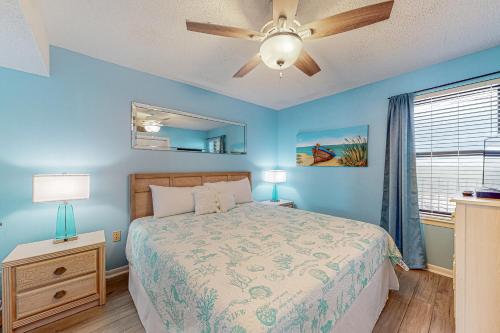 Schlafzimmer mit einem Bett und einem Deckenventilator in der Unterkunft Phoenix V 614 in Orange Beach