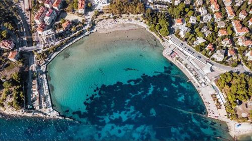 een luchtzicht op een strand met blauw water bij Marella Luxe at the BEACH BACVICE & Split CENTRE in Split