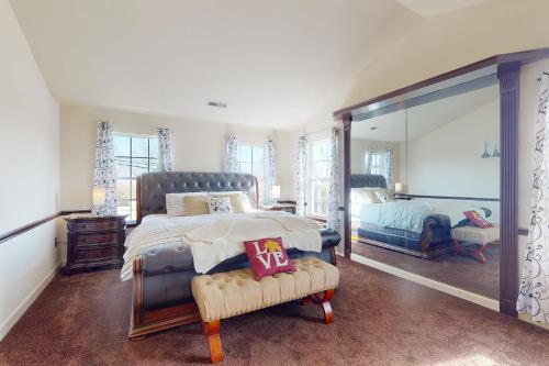 ein Schlafzimmer mit einem Bett und einem großen Spiegel in der Unterkunft It's Always Sunny in Sykesville in Sykesville