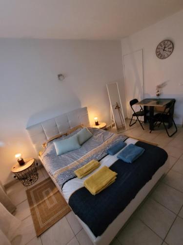 Un dormitorio con una cama grande y una mesa. en Ducal - Marina Baie des Anges, en Villeneuve-Loubet