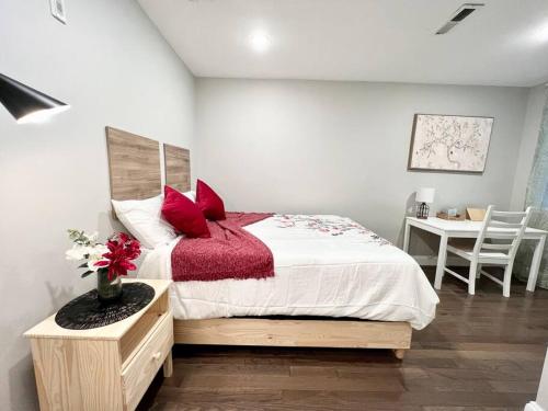 フィラデルフィアにある307 Kyoto style 1BDR Apt in center cityのベッドルーム1室(赤い枕とテーブル付きのベッド1台付)