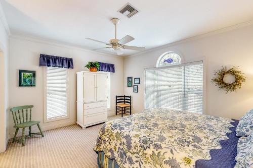 a bedroom with a bed and a ceiling fan at River Watcher in Bell