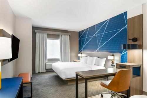 Postel nebo postele na pokoji v ubytování Comfort Suites