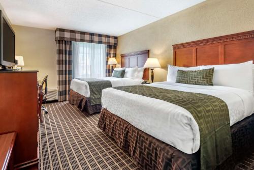 una camera d'albergo con due letti e una televisione di Best Western Plus Bridgeport Inn a Bridgeport