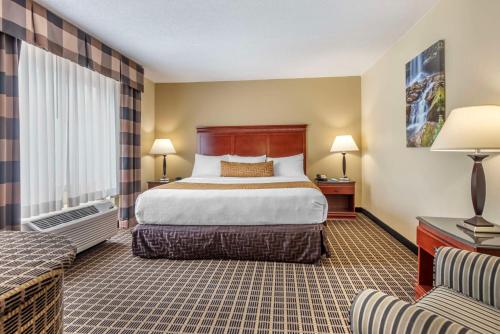 a hotel room with a bed and a couch at Best Western Plus Bridgeport Inn in Bridgeport