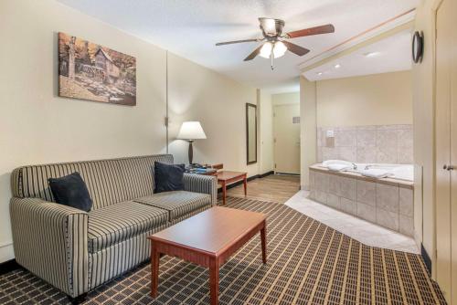uma sala de estar com um sofá e uma banheira em Best Western Plus Bridgeport Inn em Bridgeport